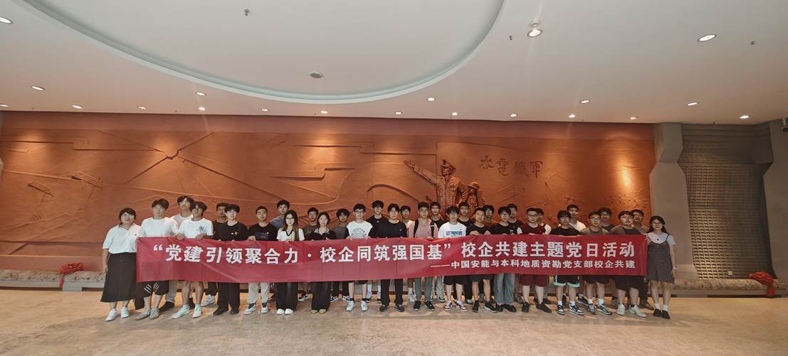 人们在看台上的人演出 AI 生成的内容可能不正确。